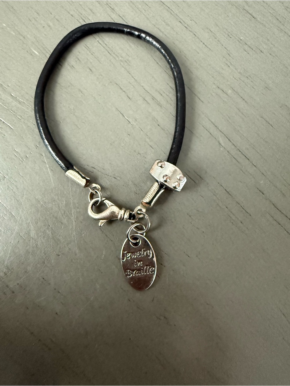 Jewelry in Braille Bracelet N charm Silver and leather